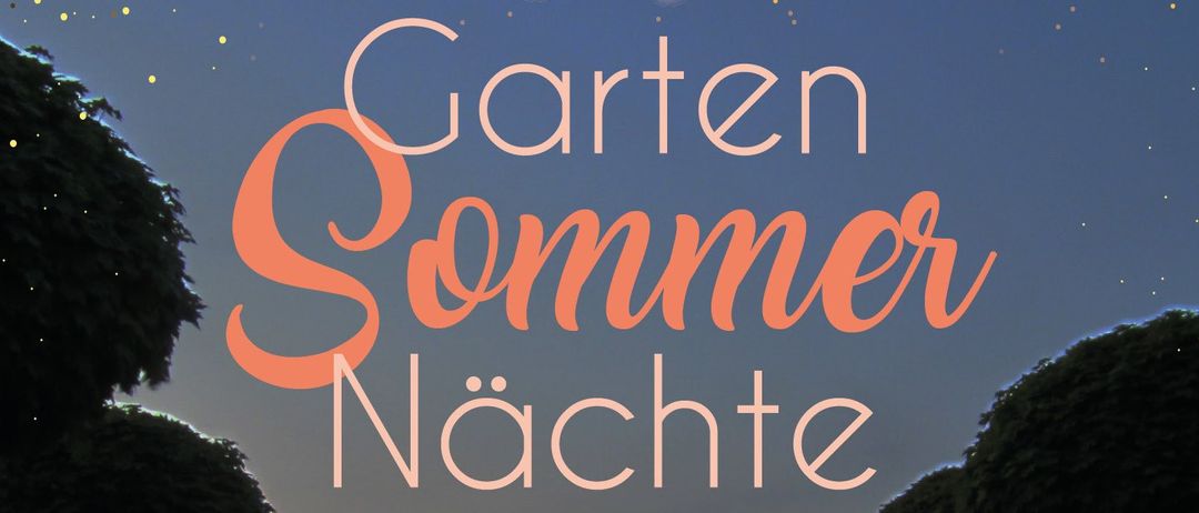 Ein Plakat für 'Garten Sommer Nächte' zeigt ein großes Gebäude bei Nachtbeleuchtung mit einem Weg, der dazuführt. Der Bereich ist von Bäumen und Pflanzen umgeben. Die Veranstaltung verspricht sommerlichen Genuss mit Musik und Kulinarik.