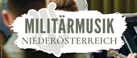 Ein älterer Mann in einer weißen Militäruniform mit goldenen Verzierungen und einem Dirigentenstab dirigiert. Darunter steht der Text 'MILITÄRMUSIK'. Mehrere Personen sitzen im Vordergrund.
