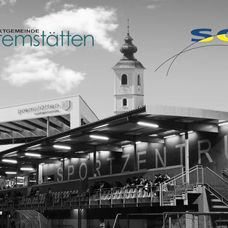 Bild enthält, Terminal, Building, Clock Tower, Soccer Ball, Person, Staircase, People, Bell Tower