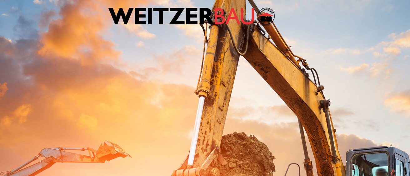 Ein großer gelber Bagger mit dem Markennamen Weitzer Bau gräbt in einen Haufen Erde. Der Himmel ist blau mit weißen Wolken.