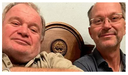 Bild enthält, Face, Head, Person, Photography, Portrait, Adult, Male, Man, Glasses, Smile