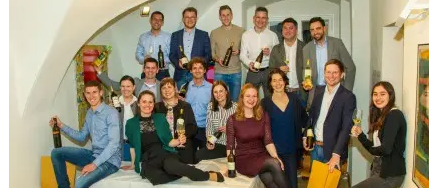 Bild enthält, Adult, Female, Person, Woman, Fun, Party, Male, Man, Suit, Shoe