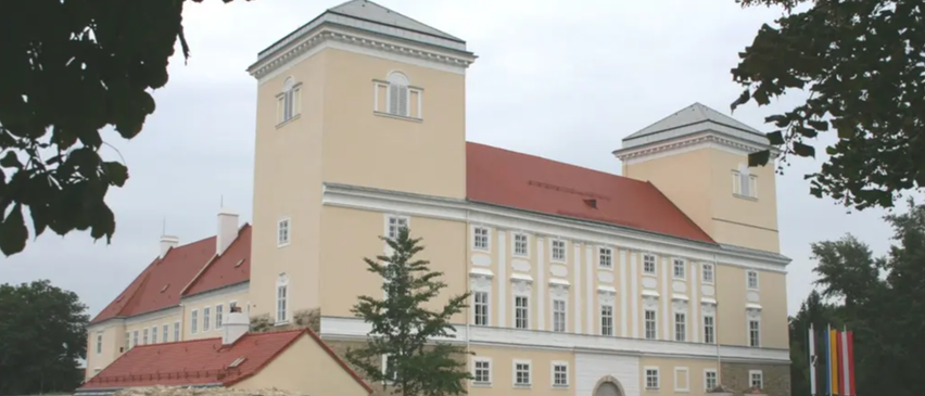 Bild enthält, Building, Housing, House, Villa, Manor, Grass