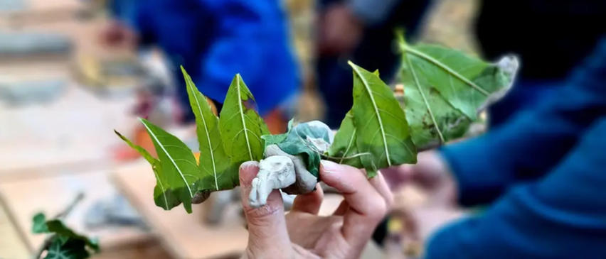 Bild enthält, Leaf, Finger, Hand, Person, Food, Food Presentation, Art