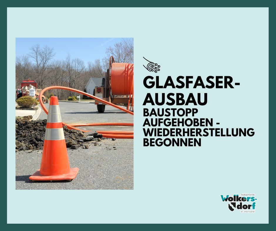 Ein Bild einer Straße mit einem Verkehrskegel, einem LKW mit einem großen orangefarbenen Schlauch und dem Text 'Glasfaser-Ausbau - Baustopp aufgehoben - Wiederherstellung begonnen.'