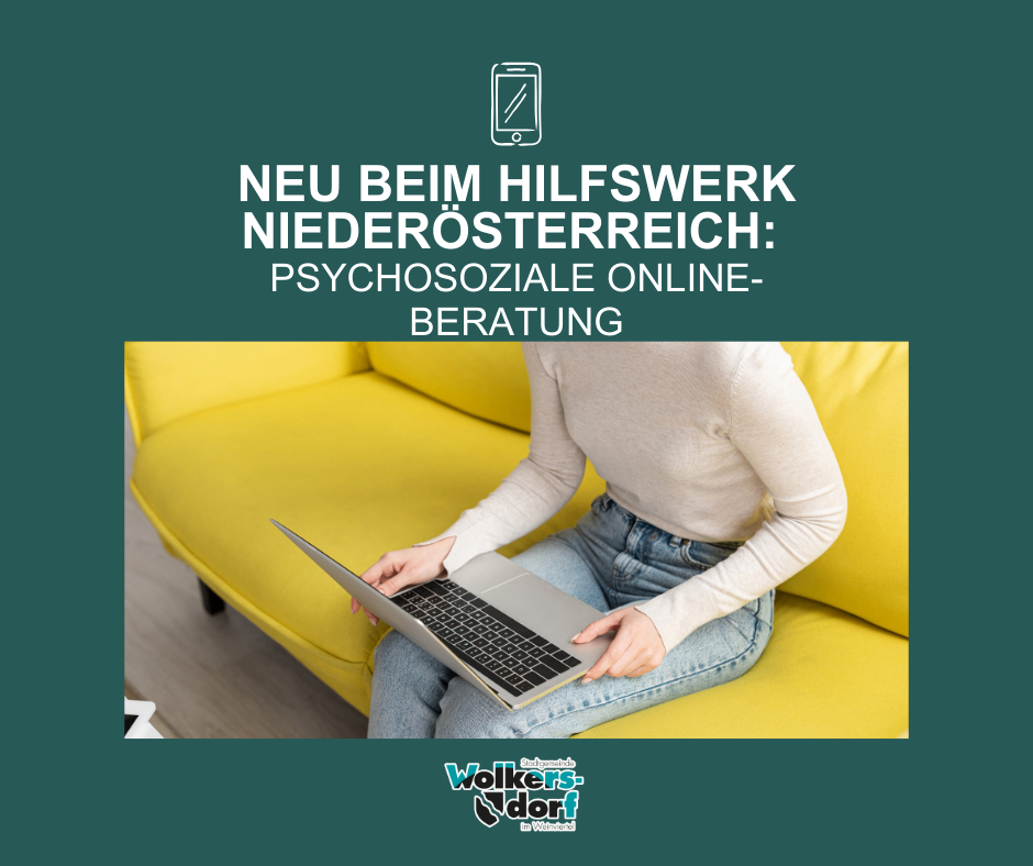 Eine Person sitzt auf einem gelben Sofa mit einem Laptop und bietet psychosoziale Online-Beratung an, Teil eines neuen Dienstes bei Hilfswerk Niederosterreich.