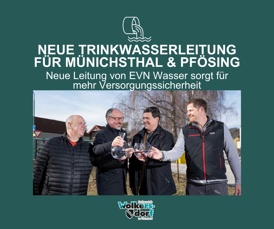 Vier Männer in Wintermänteln stehen im Freien. Sie halten Weingläser mit klarer Flüssigkeit. Hinter ihnen ist ein Haus und Bäume zu sehen. Der Text lautet 'NEUE TRINKWASSERRÖHRLEITUNG FÜR MÜNICHSTHAAL & PFOSING'.