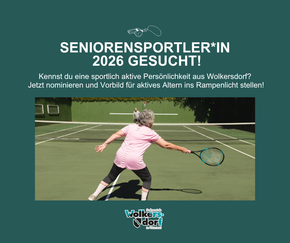 Eine ältere Frau spielt Tennis auf einem Platz. Sie trägt ein rosa Shirt und schwarze Hose. Der Platz hat ein Netz und eine grüne Oberfläche. Der Hintergrund ist unscharf, mit einer Person in der Nähe des Netzes. Es gibt einen Wasserzeichen auf der unteren rechten Ecke.