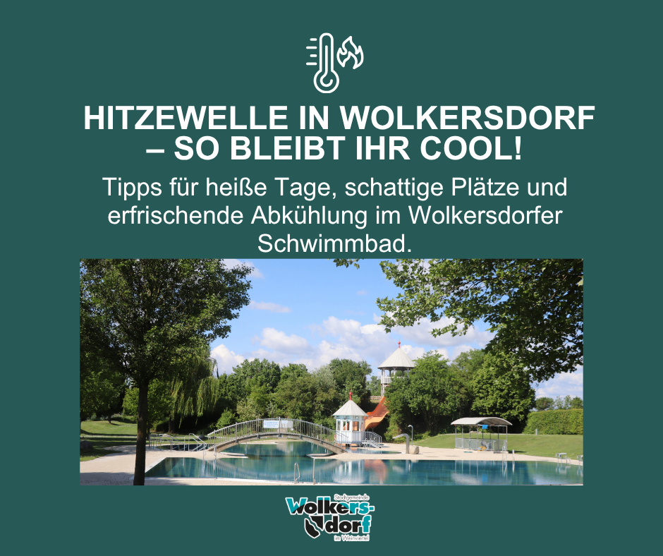 Ein grünes Poster zeigt ein Schwimmbad, einen Spielplatz im Freien und Bäume. Es steht: 'Hitzewelle in Wolkersdorf - So bleiben Sie cool!' Es gibt eine Wasserfontäne in der Nähe.