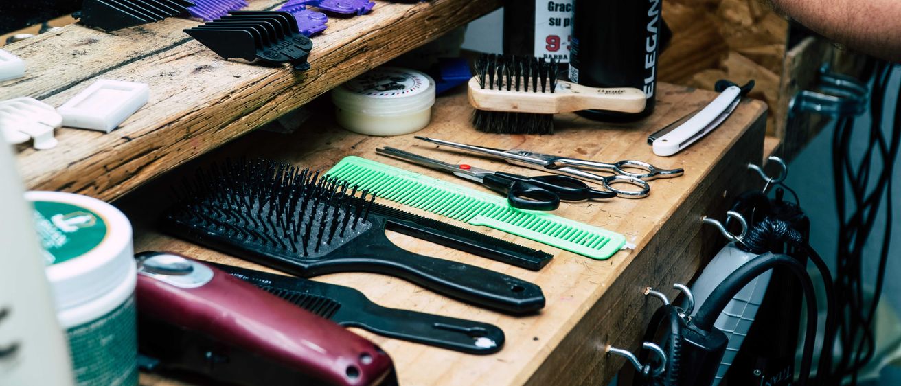 Bild enthält, Wood, Hardwood, Plywood, Scissors, Furniture