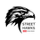 Das Street Hawks Logo zeigt einen stilisierten schwarzen Adlerkopf mit einem roten Balken darunter. Die Worte 'Street Hawks' stehen in fetten, großgeschriebenen Buchstaben über dem Adler und 'seit 2020' steht unter dem Balken.