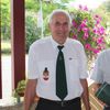 Bild enthält, Shirt, Formal Wear, Tie, Garden, Adult, Male, Man, Person, Flower Arrangement, Dress Shirt