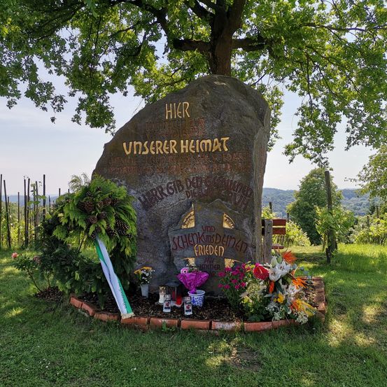 Bild enthält, Tomb, Flower, Flower Arrangement, Plant, Gravestone, Flower Bouquet, Outdoors