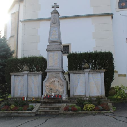 Bild enthält, Architecture, Building, Monument, Plant, Tree, Fir, Obelisk, Pillar