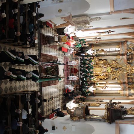 Bild enthält, Altar, Building, Monastery, Floor, Flooring, Adult, Male, Man, Person, Head
