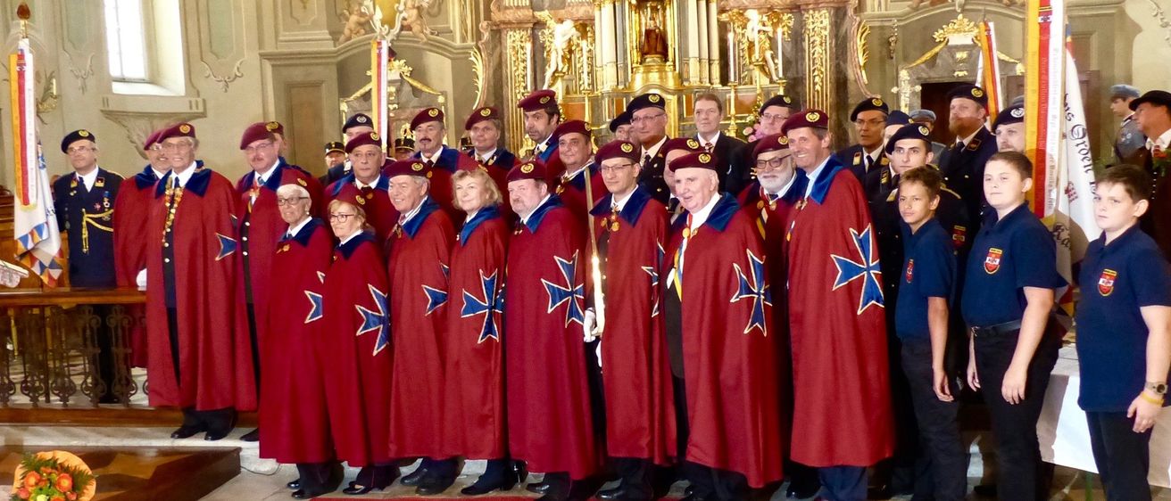 Bild enthält, Altar, People, Person, Adult, Female, Woman, Fashion, Cross, Shoe, Jeans