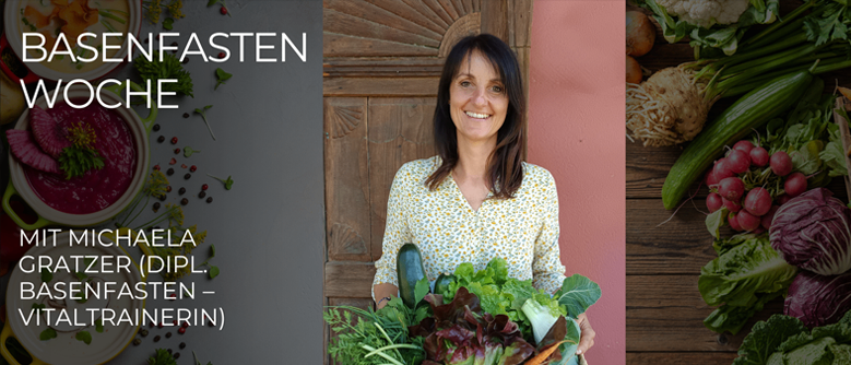 Eine lächelnde Frau hält einen Bund Gemüse vor einer Holzwand mit der Aufschrift 'Basenfasten Woche'. Der Hintergrund zeigt eine Collage verschiedener Gemüse und Gerichte.