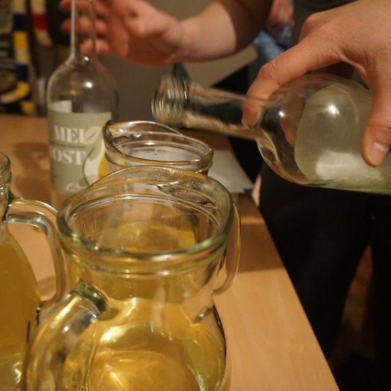 Bild enthält, Glass, Alcohol, Beer, Beverage, Person, Jar, Cup, Lemonade