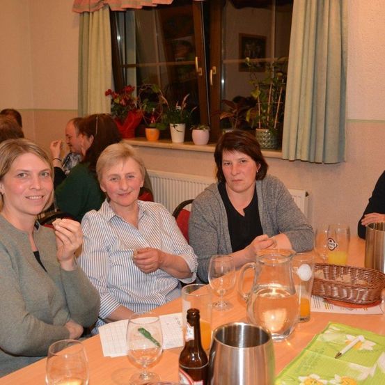 Bild enthält, Dining Room, Dining Table, Table, Restaurant, Adult, Female, Person, Woman, Meal, Portrait