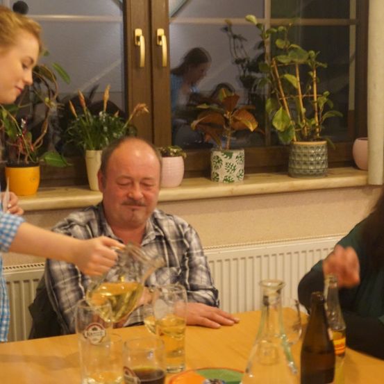Bild enthält, Potted Plant, Dining Table, Table, Dining Room, Restaurant, Adult, Female, Person, Woman, Glass