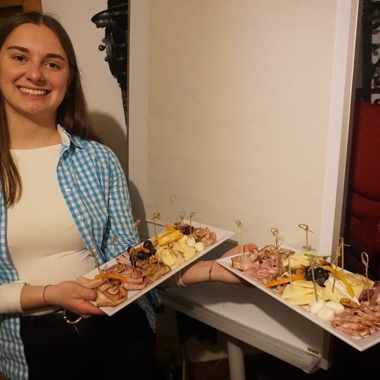 Bild enthält, Meal, Dish, Platter, Lunch, Dining Table, Table, Cafeteria, Restaurant, Portrait, Buffet