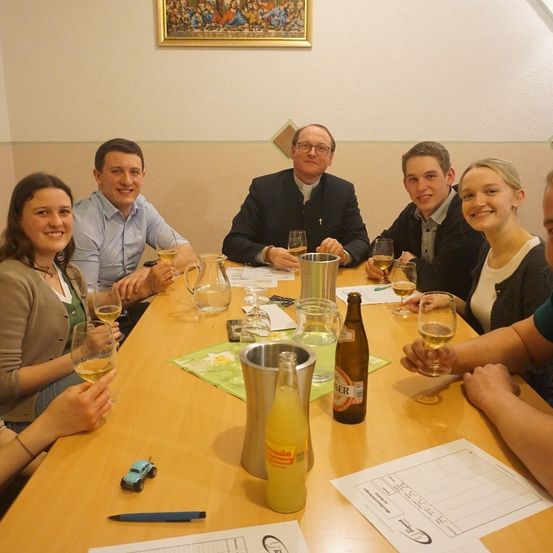 Bild enthält, Dining Room, Dining Table, Table, People, Person, Portrait, Adult, Male, Man, Woman