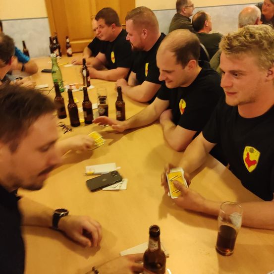 Bild enthält, Beer, Person, Portrait, Bottle, Dining Table, Table, Beer Bottle, Adult, Male, Man