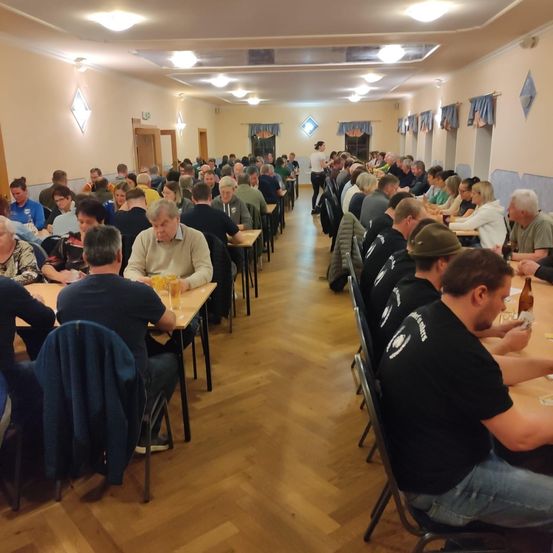 Bild enthält, People, Person, Indoors, Adult, Male, Man, Hall, Hat, Cup, Face