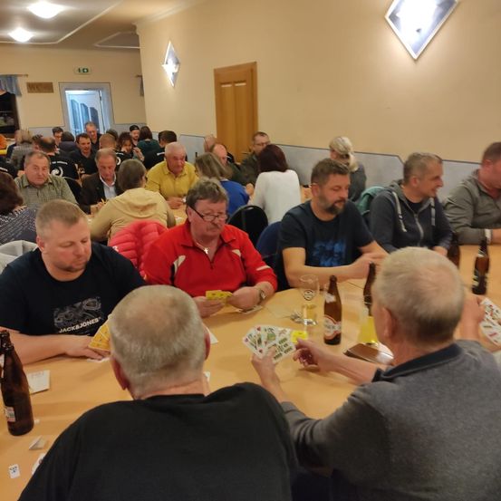 Bild enthält, People, Person, Adult, Female, Woman, Dining Table, Dining Room, Portrait, Male, Man