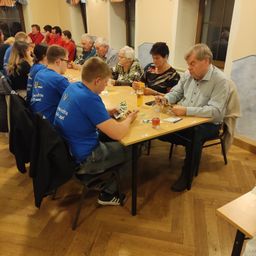 Bild enthält, Dining Table, Wood, Dining Room, Restaurant, Plywood, Cafeteria, Adult, Female, Person, Woman