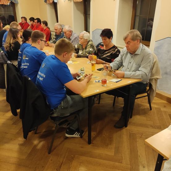 Bild enthält, Dining Table, Wood, Dining Room, Restaurant, Plywood, Cafeteria, Adult, Female, Person, Woman