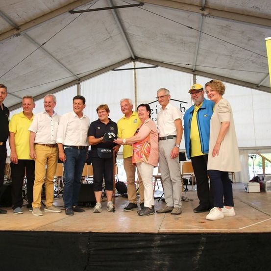 Bild enthält, Shelter, People, Person, Pants, Coat, Shoe, Jeans, Hat, Shorts, Crowd