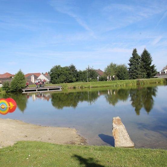 Bild enthält, Nature, Outdoors, Scenery, Pond, Shelter, Landscape, Grass, Tree, Lake, Vegetation