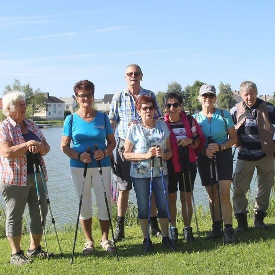 Bild enthält, Grass, Walking, Portrait, Lake, Park, Pond, Lifejacket, Waterfront, Scenery, People