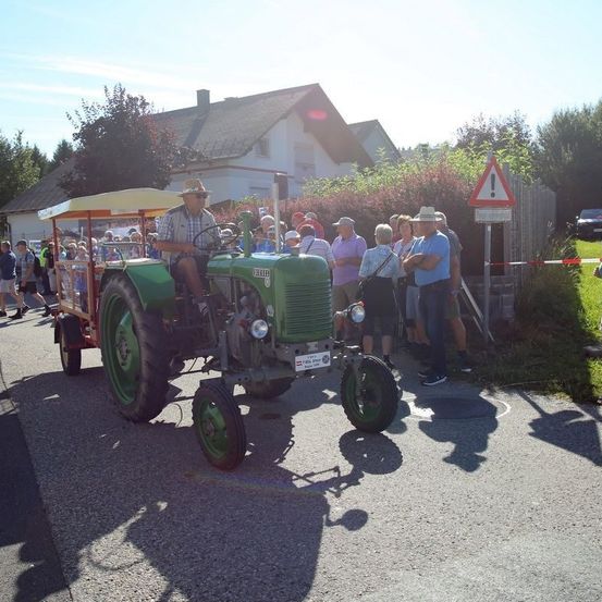 Bild enthält, Shelter, Person, Tractor, Vehicle, Wheel, Handbag, City, Street, Shorts, Sandal