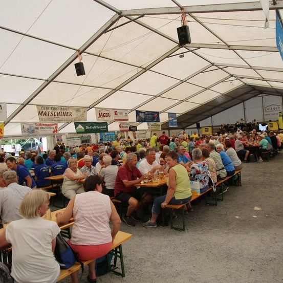 Bild enthält, Adult, Female, Person, Woman, People, Shelter, Restaurant, Cafeteria, Male, Man