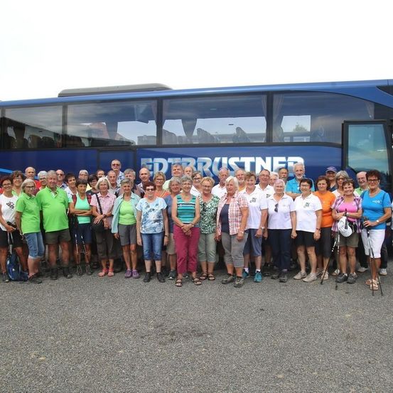 Bild enthält, People, Person, Bus, Transportation, Vehicle, Clothing, Shorts, Footwear, Shoe, Outdoors