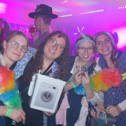 Bild enthält, Person, Adult, Female, Woman, Face, Male, Man, Glasses, Urban, Party