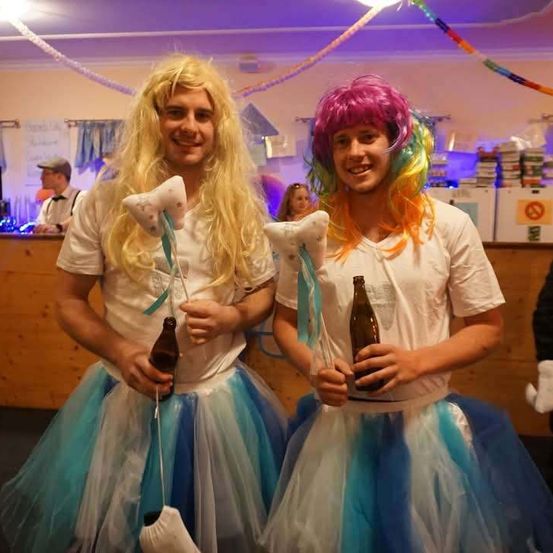 Bild enthält, Costume, Person, Adult, Female, Woman, Male, Man, Face, Beer, Hair