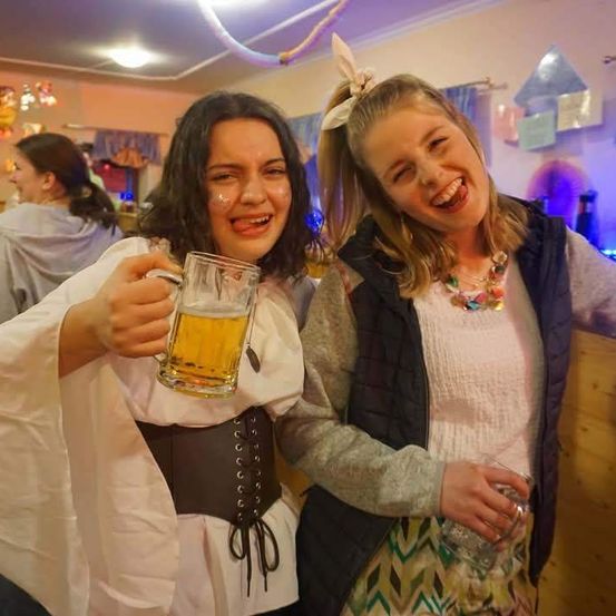 Bild enthält, Fun, Party, Adult, Female, Person, Woman, Beer, Beverage, Face, People