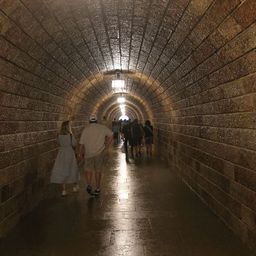 Bild enthält, Tunnel, Person, Walking, Crypt, City, Street, Path, Adult, Male, Man