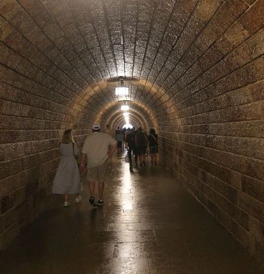 Bild enthält, Tunnel, Person, Walking, Crypt, City, Street, Path, Adult, Male, Man