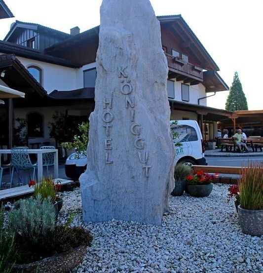 Bild enthält, Building, Monument, Road, Person, Gravestone, Tomb, Chair, Plant, Rock, Car