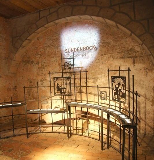 Bild enthält, Crypt, Dungeon, Architecture, Building, Person, Arch, Path, Walkway