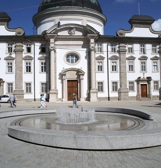 Bild enthält, City, Fountain, Water, Urban, Person, Building, Dome, Car, Vehicle, Clock Tower