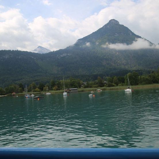 Bild enthält, Nature, Outdoors, Scenery, Lake, Water, Landscape, Vegetation, Tree, Peak, Boat