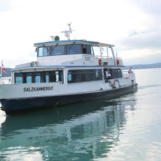 Bild enthält, Boat, Ferry, Transportation, Vehicle, Yacht, Boating, Sport, Water, Water Sports, Person