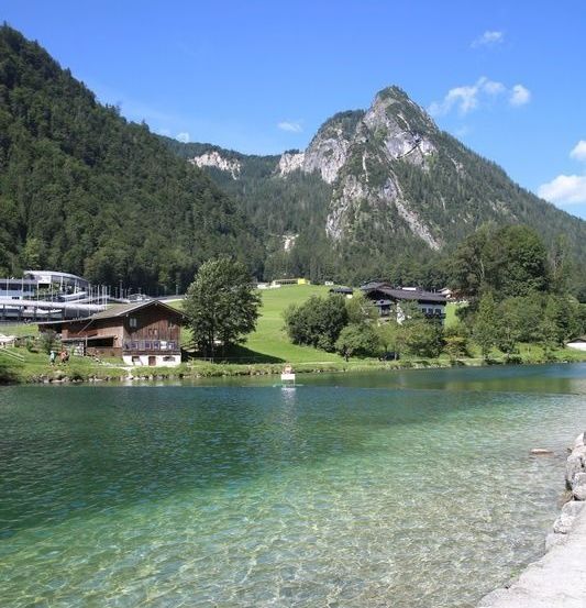 Bild enthält, Nature, Outdoors, Scenery, Landscape, Lake, Peak, Vegetation, Waterfront, Wilderness, Tree