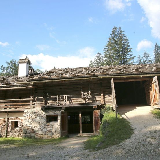 Bild enthält, Building, Outdoors, Shelter, Countryside, Hut, Nature, Rural, Monastery, Fir, Housing
