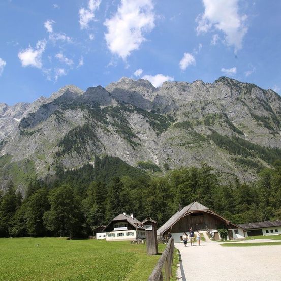 Bild enthält, Mountain, Mountain Range, Nature, Outdoors, Peak, Scenery, Grass, Landscape, Tree, Shelter